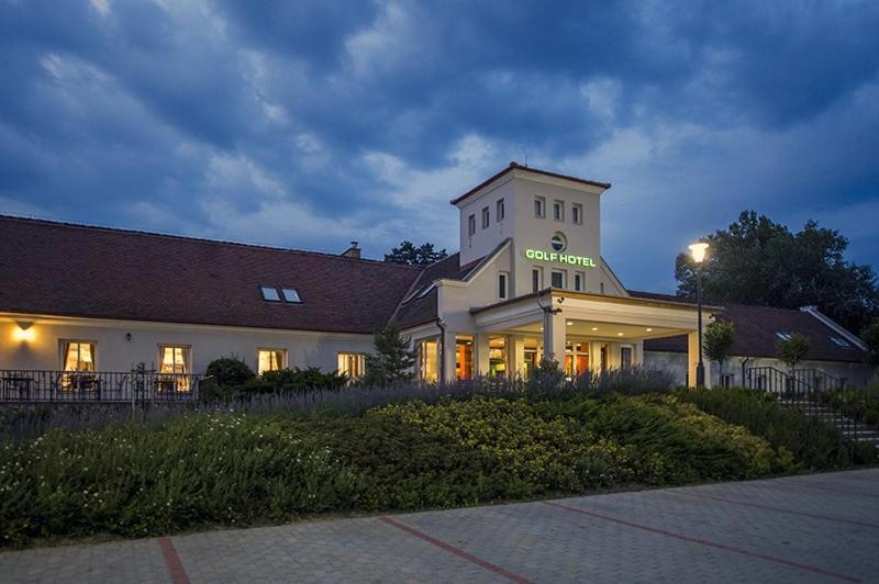 Old Lake Golf Hotel Тата Экстерьер фото
